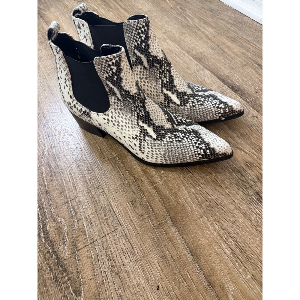 Blondo‎ Waterproof Snakeskin Chelsea Boots Grey White Pointed Toe Ankle 9M B6650